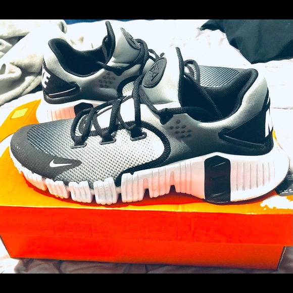 Mens nike Swish Shoes! Like new! Very nice shoes. Size 11.5 - Picture 1 of 4